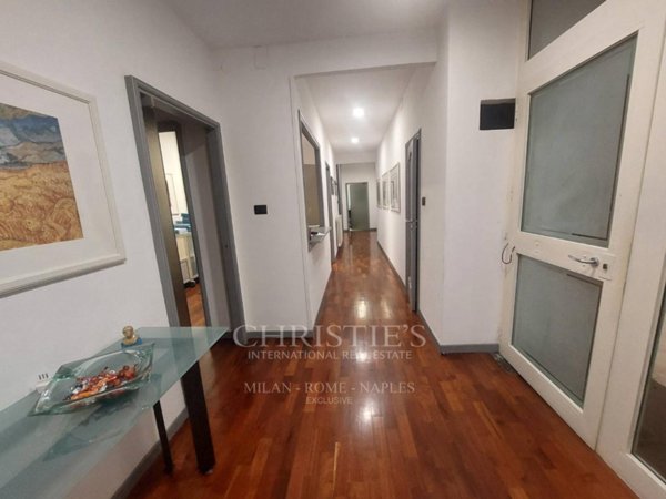 appartamento in vendita a Napoli in zona Chiaia