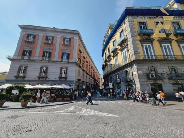negozio in vendita a Napoli in zona Chiaia