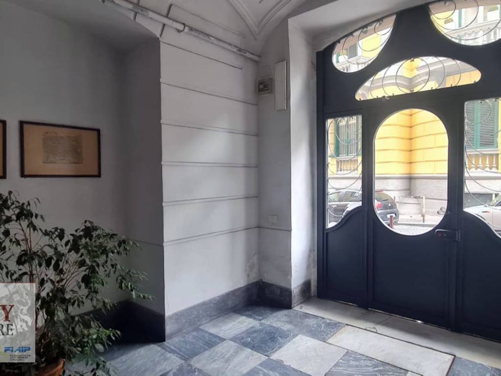 appartamento in vendita a Napoli in zona Chiaia