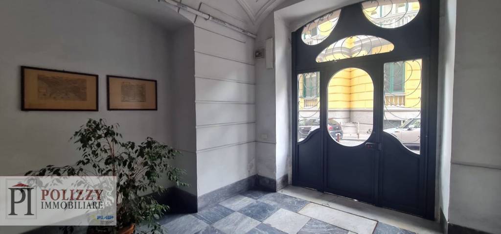 appartamento in vendita a Napoli in zona Chiaia