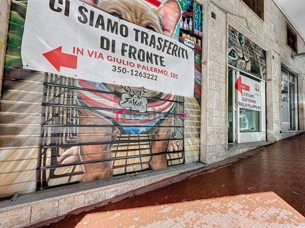 locale commerciale in vendita a Napoli