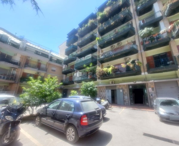 locale commerciale in vendita a Napoli in zona Soccavo