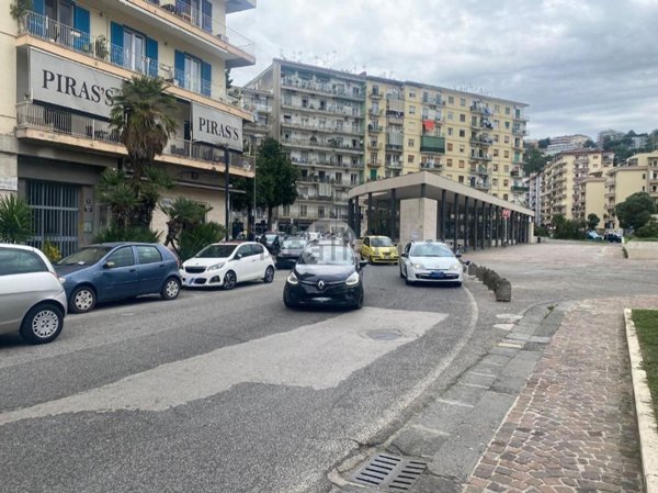 negozio in vendita a Napoli in zona Fuorigrotta