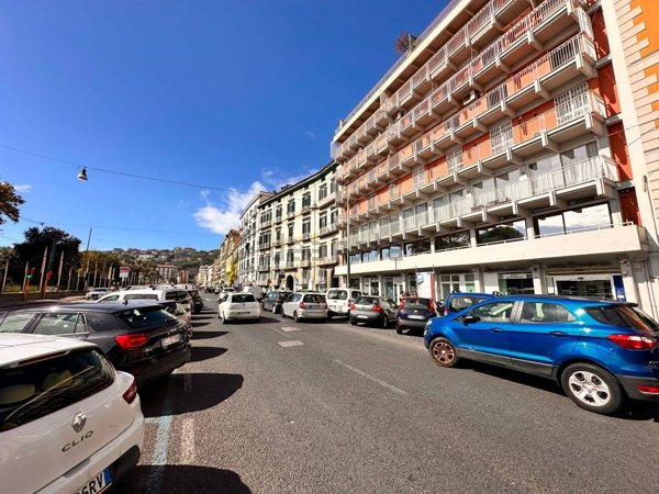 ufficio in vendita a Napoli in zona Chiaia
