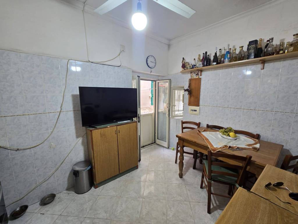 appartamento in vendita a Napoli in zona Chiaia