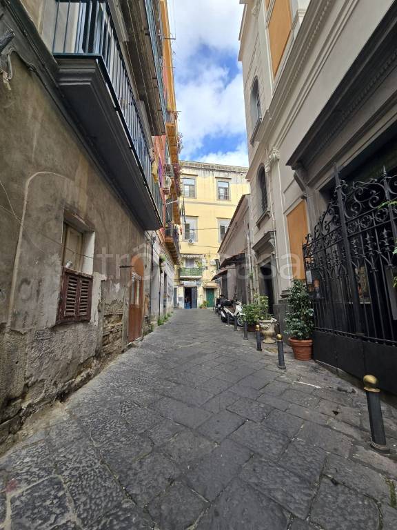 appartamento in vendita a Napoli in zona Chiaia
