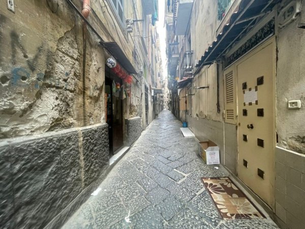 negozio in vendita a Napoli in zona San Lorenzo