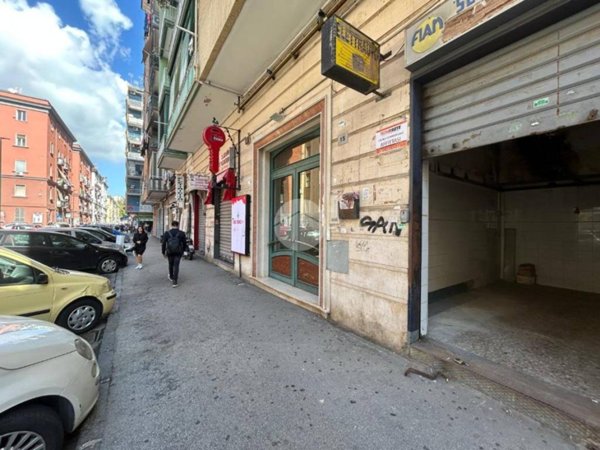 negozio in vendita a Napoli in zona Fuorigrotta