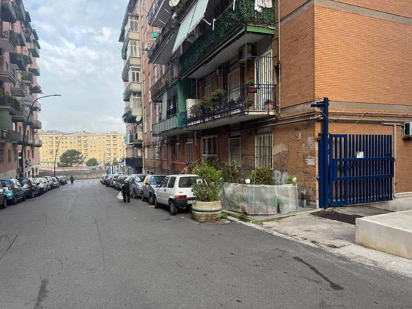 negozio in vendita a Napoli in zona Fuorigrotta