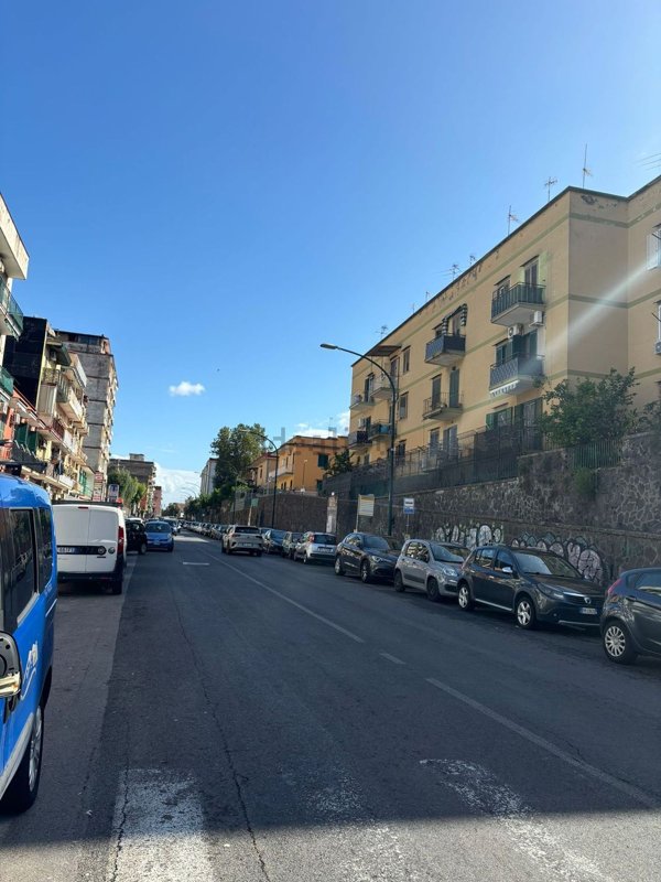 locale commerciale in vendita a Napoli in zona Barra