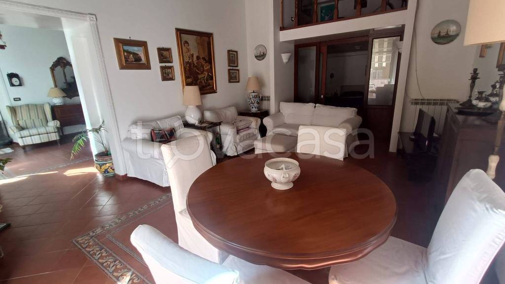 appartamento in vendita a Napoli in zona Chiaia