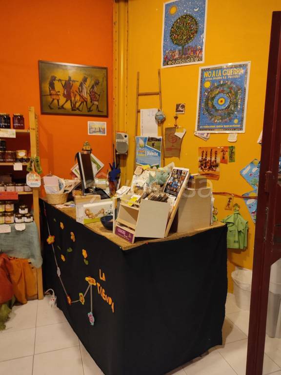 negozio in vendita a Napoli in zona Vomero