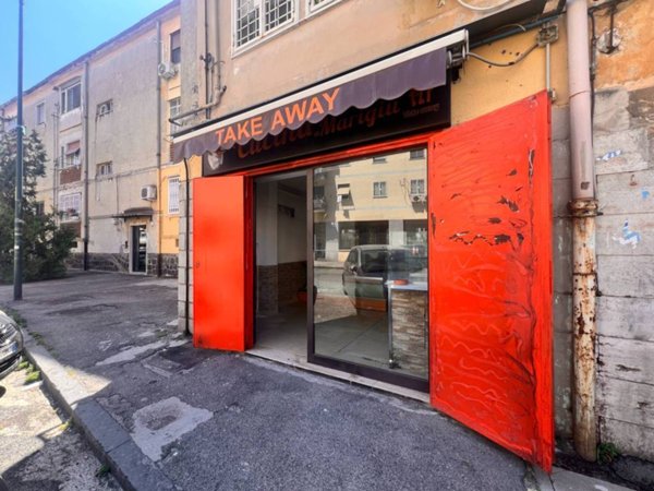 negozio in vendita a Napoli in zona Fuorigrotta