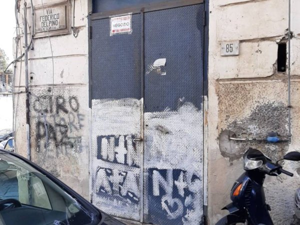 negozio in vendita a Napoli in zona San Carlo all'Arena