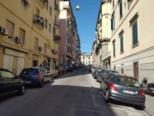 negozio in vendita a Napoli in zona Stella