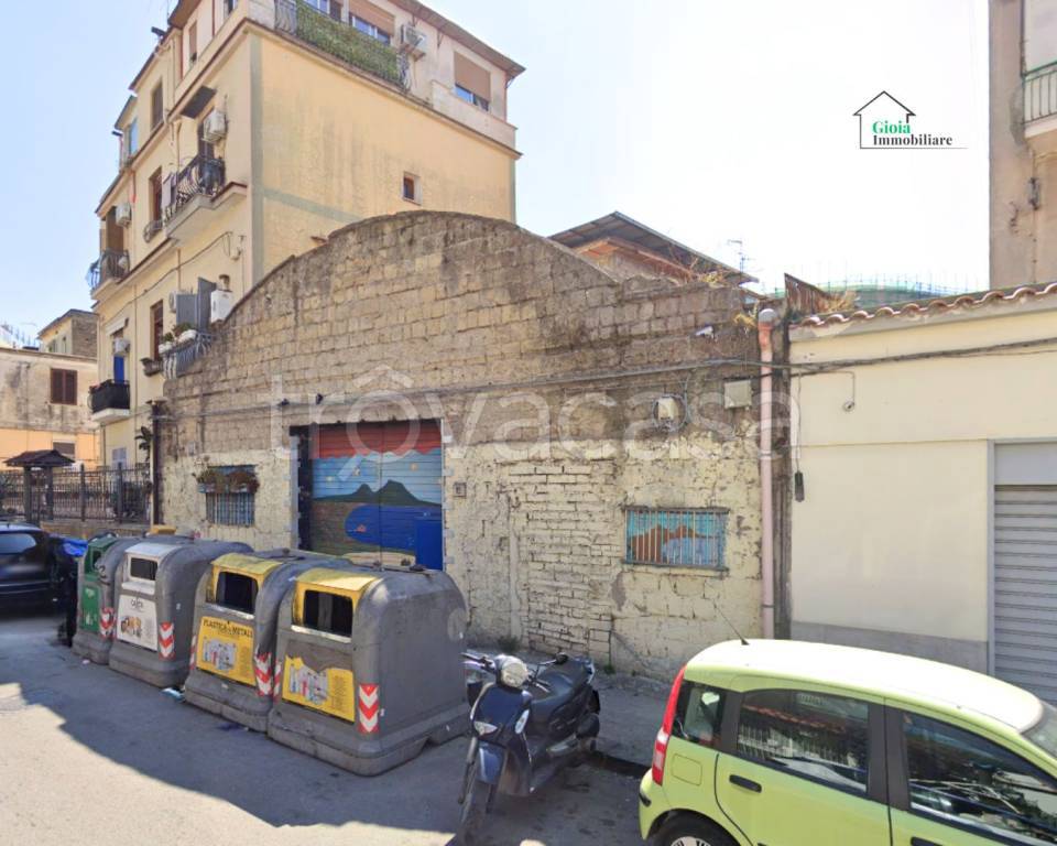 locale commerciale in vendita a Napoli in zona San Carlo all'Arena