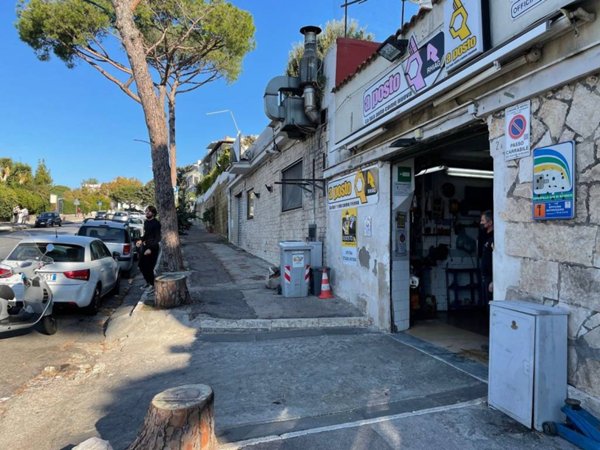 negozio in vendita a Napoli in zona Posillipo