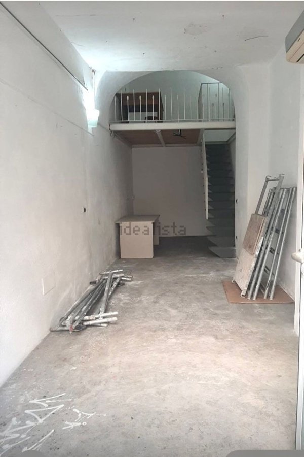 locale commerciale in vendita a Napoli in zona Chiaia