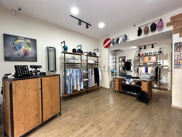 locale commerciale in vendita a Napoli in zona Vicaria