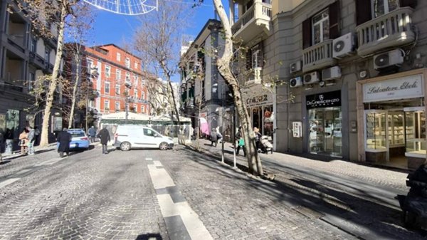 quadrivano in vendita a Napoli in zona Vomero