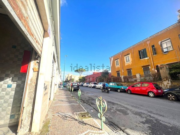 locale commerciale in vendita a Napoli in zona San Giovanni a Teduccio