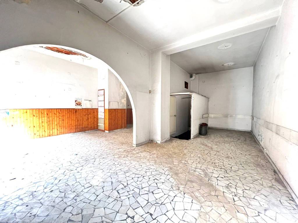 negozio in vendita a Napoli in zona San Giovanni a Teduccio