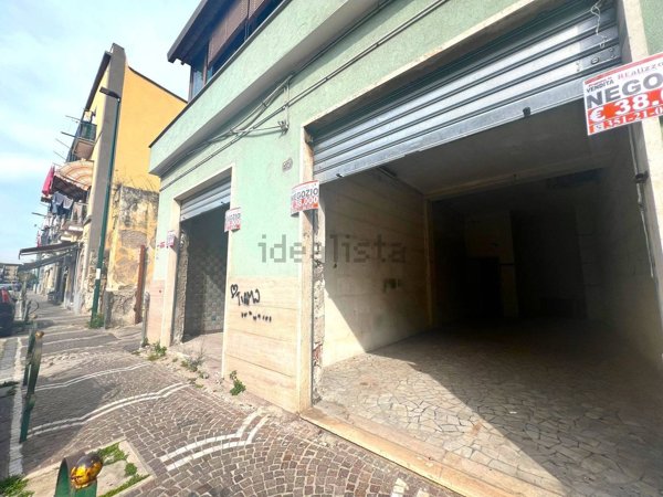 locale commerciale in vendita a Napoli in zona San Giovanni a Teduccio