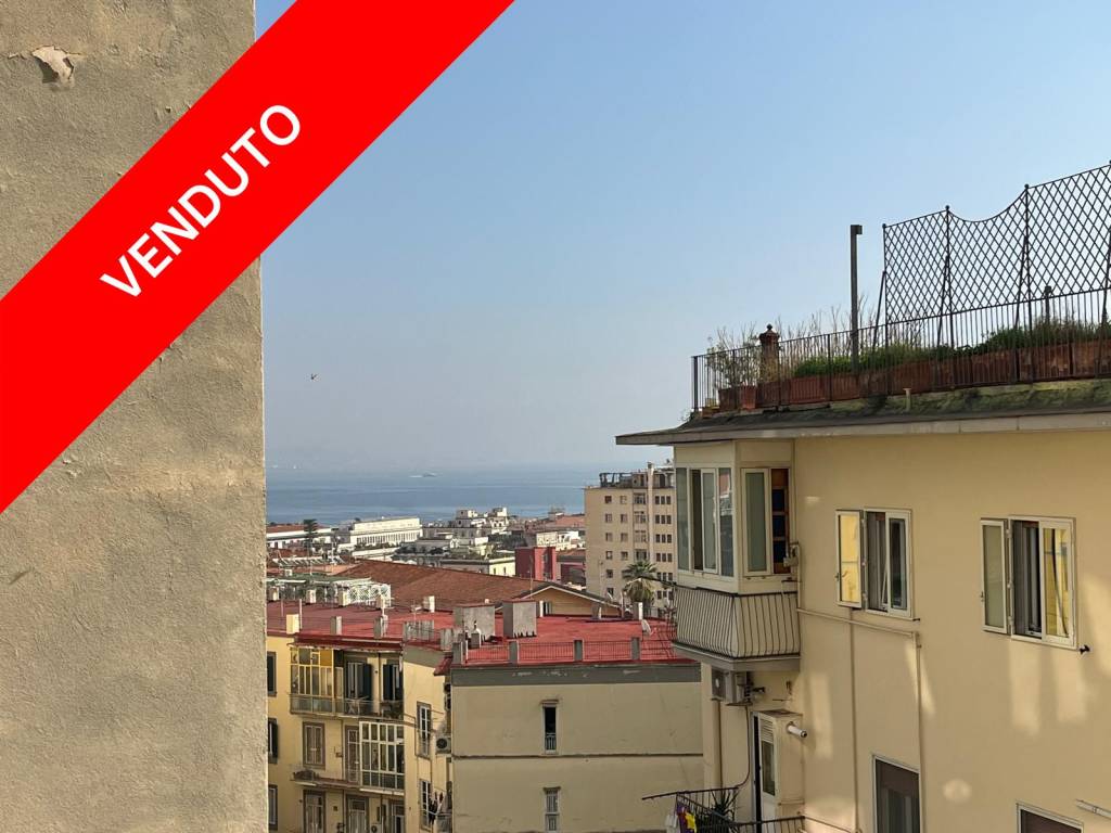 appartamento in vendita a Napoli in zona Chiaia