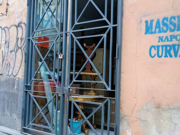 negozio in vendita a Napoli in zona Avvocata