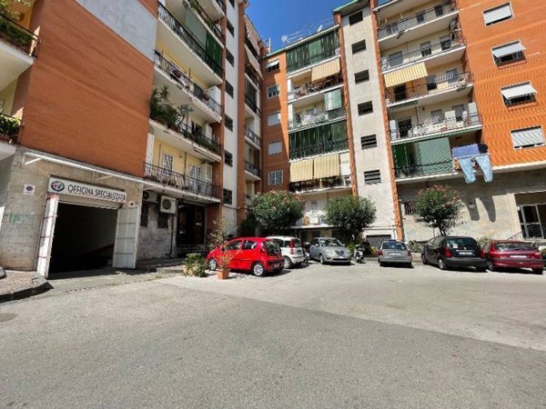 locale commerciale in vendita a Napoli in zona Capodimonte / Colli Aminei