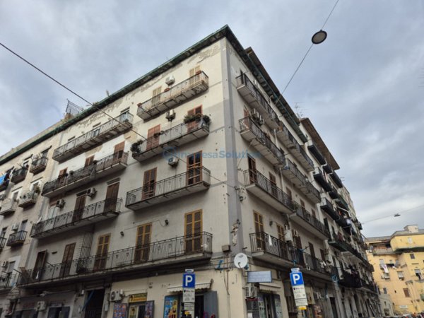 locale commerciale in vendita a Napoli in zona Vicaria