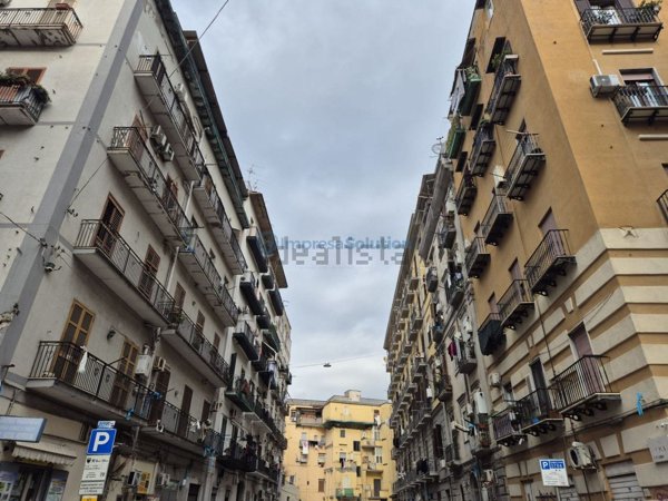 locale commerciale in vendita a Napoli in zona Vicaria