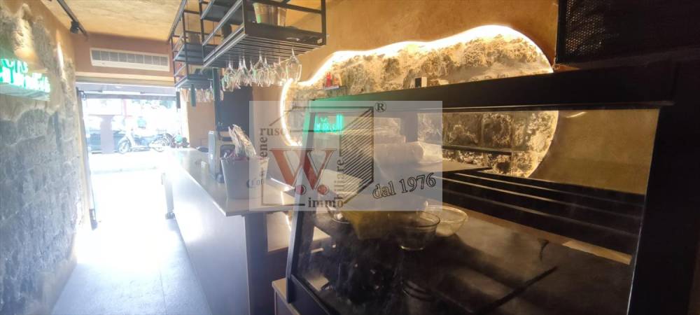 negozio in vendita a Napoli in zona Chiaia