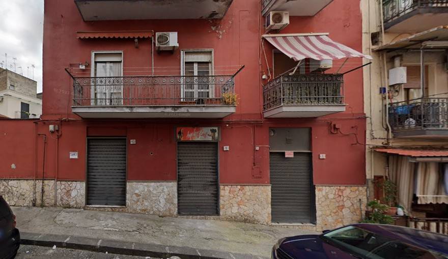 negozio in vendita a Napoli in zona San Carlo all'Arena