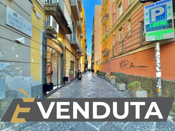 appartamento in vendita a Napoli in zona Chiaia