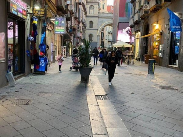 negozio in vendita a Napoli in zona Chiaia