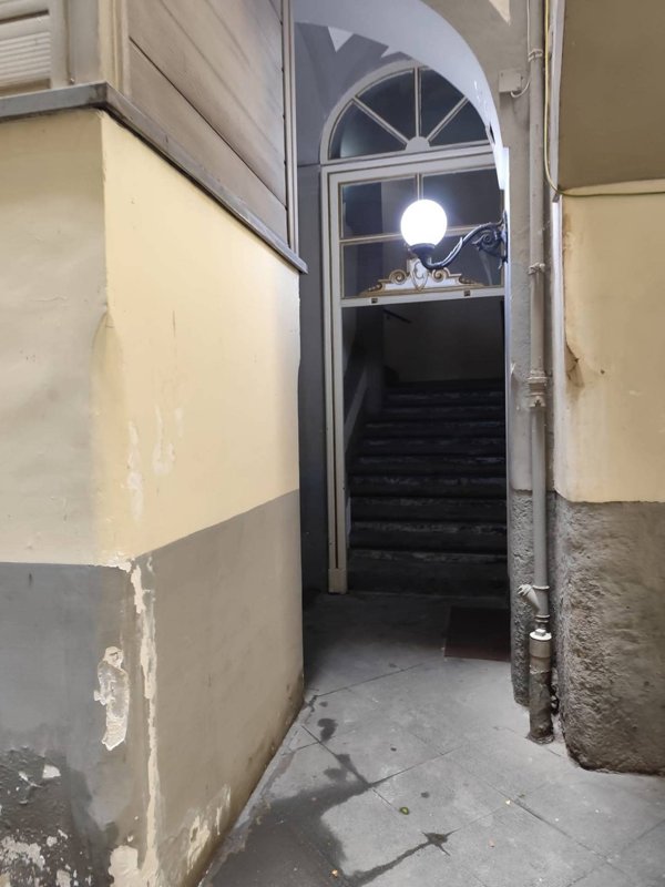 locale commerciale in vendita a Napoli in zona Chiaia