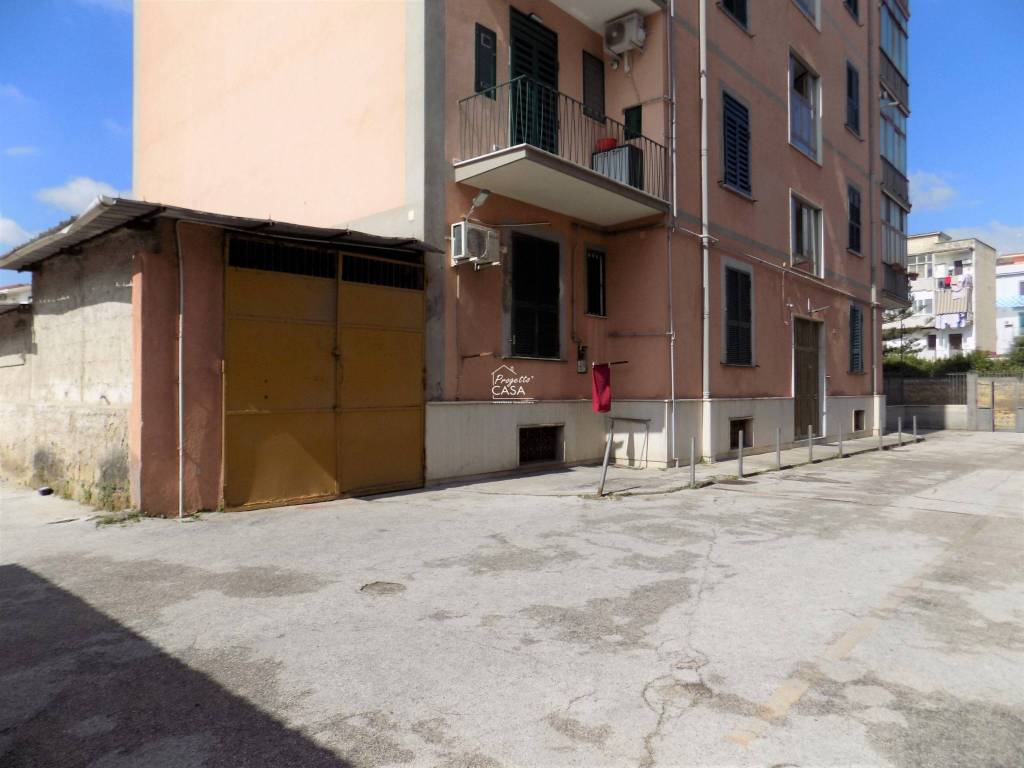 locale commerciale in vendita a Napoli in zona Barra