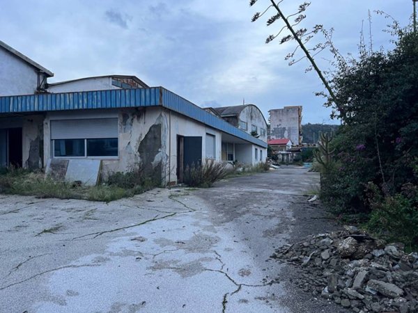 locale commerciale in vendita a Napoli in zona Bagnoli