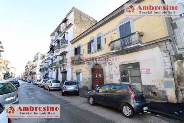 locale commerciale in vendita a Napoli in zona Secondigliano