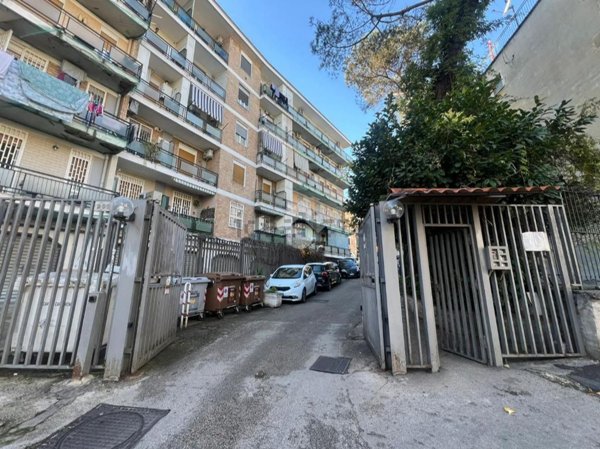 locale commerciale in vendita a Napoli in zona San Carlo all'Arena