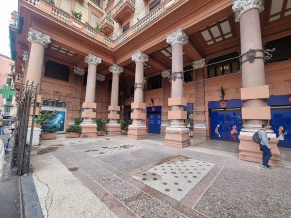 appartamento in vendita a Napoli in zona Chiaia