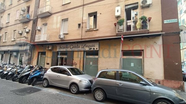 locale commerciale in vendita a Napoli