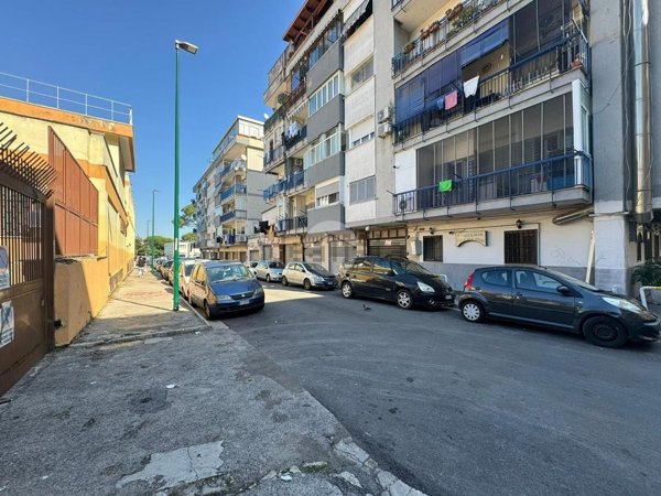 locale commerciale in vendita a Napoli in zona Secondigliano