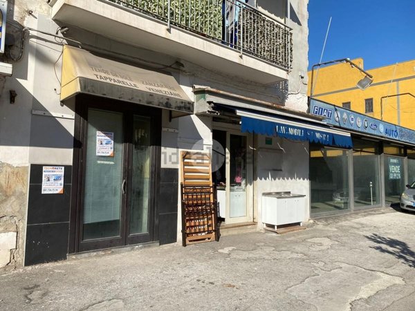 locale commerciale in vendita a Napoli in zona Secondigliano