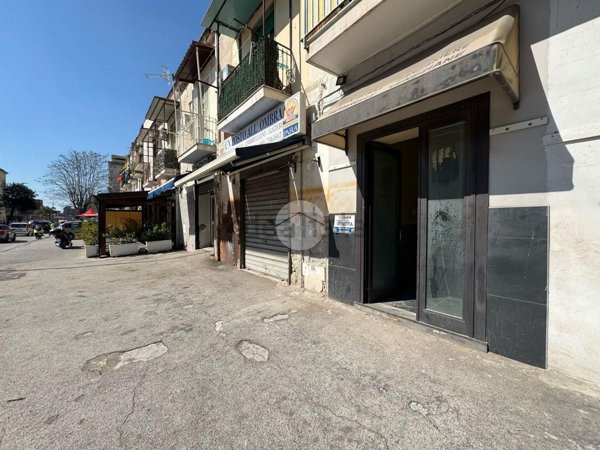 locale commerciale in vendita a Napoli in zona Secondigliano