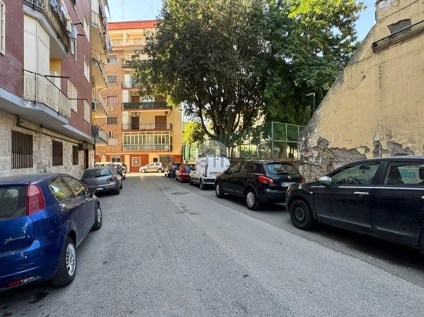 locale commerciale in vendita a Napoli in zona Secondigliano