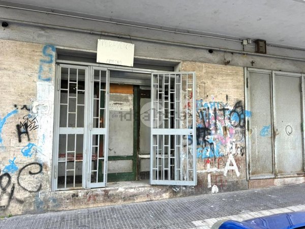 locale commerciale in vendita a Napoli in zona Secondigliano