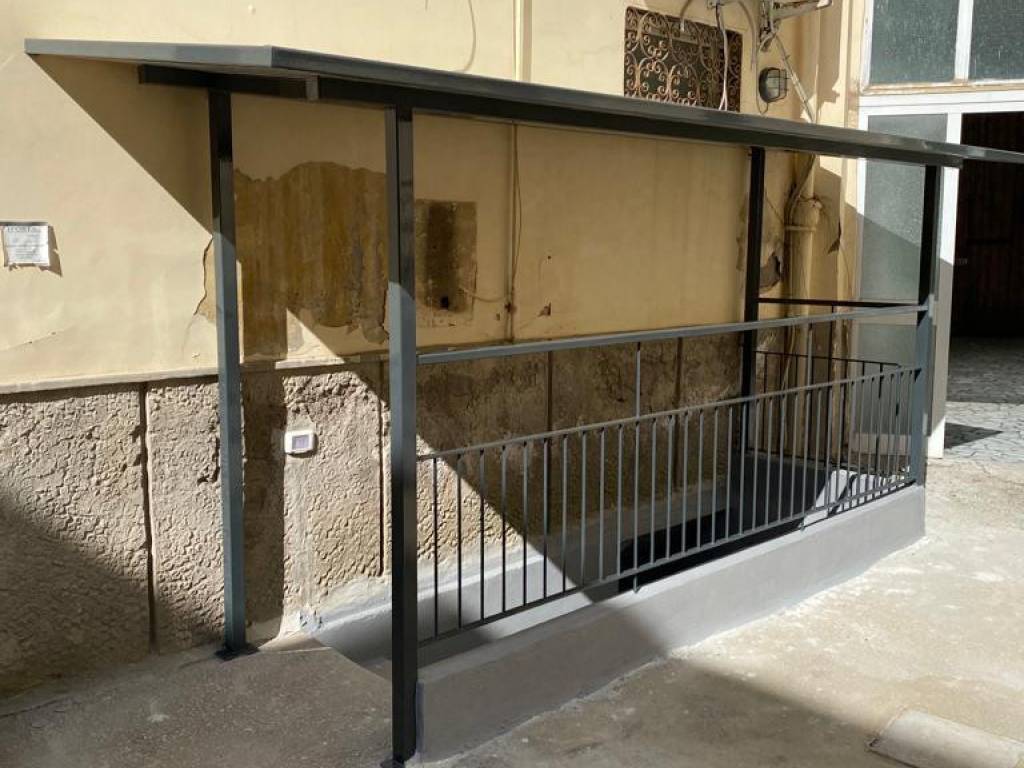 locale commerciale in vendita a Napoli in zona Bagnoli