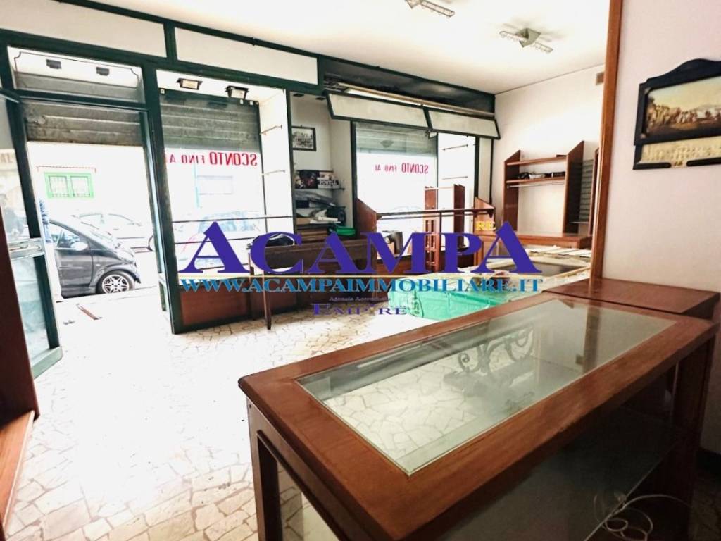 negozio in vendita a Napoli in zona Secondigliano